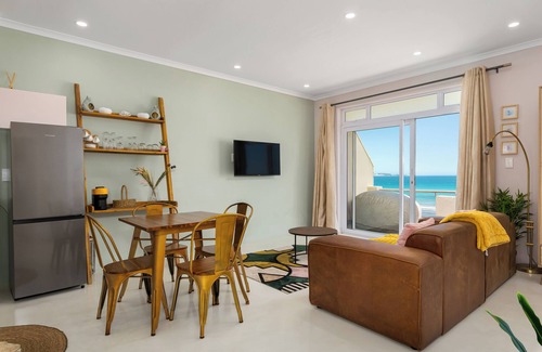 Lagoon Beach Appartement | Stunning Seaside Retreat | Mountain + Ocean Views