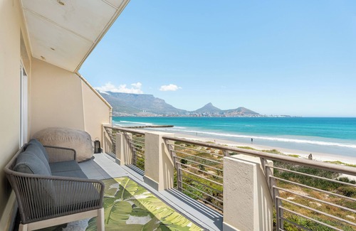 Lagoon Beach Appartement | Stunning Seaside Retreat | Mountain + Ocean Views