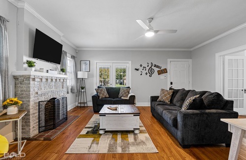Caddo Heights-South Highlands Maison | Stunning, southern charm home w/ king bed