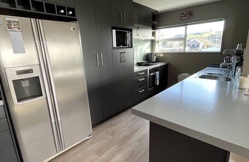 Whitianga Maison | Stunning, Spacious Family Bach on the Beach
