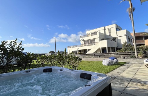 Whitianga Maison | Stunning, Spacious Family Bach on the Beach