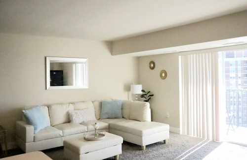 Downtown Copropriété | Stunning Spacious 2bd Apt w/ King Bed - Downtown/5 Min To DC/Free Garage Parking