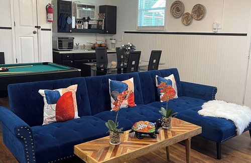 Rex Maison | Stunning Studio near airport and major highways!