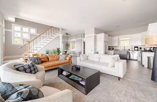 Hopatcong Maison | Stunning sun-drenched lakefront 4-bedroom house