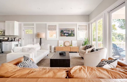 Hopatcong Maison | Stunning sun-drenched lakefront 4-bedroom house