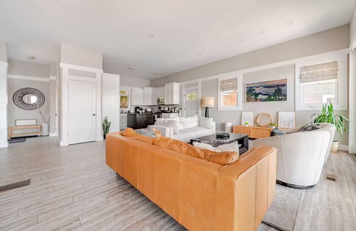 Hopatcong Maison | Stunning sun-drenched lakefront 4-bedroom house