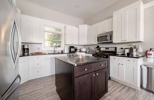 Hopatcong Maison | Stunning sun-drenched lakefront 4-bedroom house
