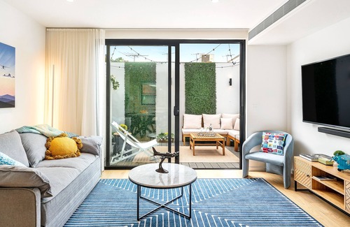 Albert Park Maison | Stunning themed house in prime location - minutes from the beach!
