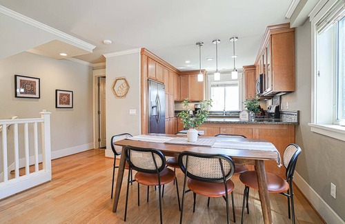 Atlantic Maison | Stunning Townhome with Loft Space, Chefs Kitchen