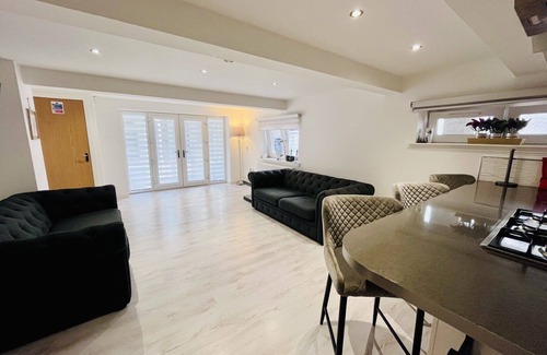 Motherwell Appartement | Stunning unique 2 bedroom 2 bathroom studio apartment private parking