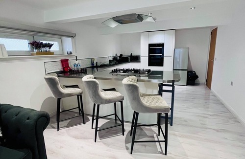 Motherwell Appartement | Stunning unique 2 bedroom 2 bathroom studio apartment private parking
