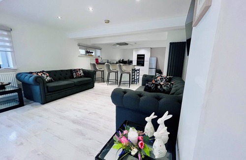 Motherwell Appartement | Stunning unique 2 bedroom 2 bathroom studio apartment private parking