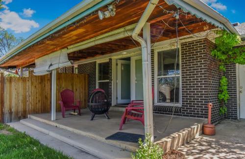 Southeast Maison | Stunning Upper Family Unit with King Beds & Yard