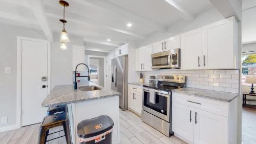 Southeast Maison | Stunning Upper Family Unit with King Beds & Yard