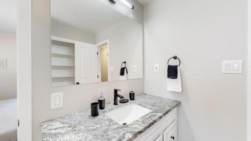 Southeast Maison | Stunning Upper Family Unit with King Beds & Yard