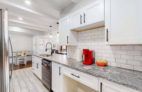 Southeast Maison | Stunning Upper Home with King Beds & Yard