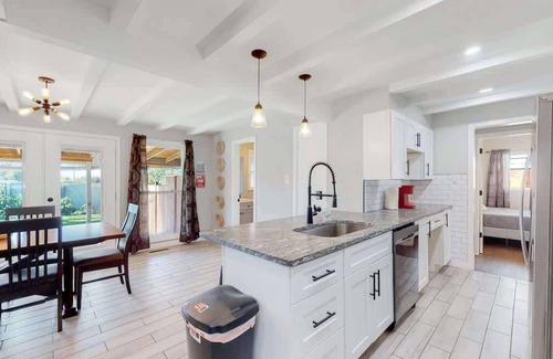 Southeast Maison | Stunning Upper Home with King Beds & Yard