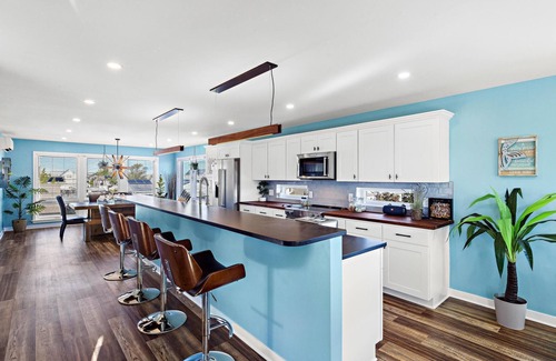 Mystic Island Maison | Stunning 2600 ft² waterfront home, pet friendly, 8 person hot tub, rooftop deck