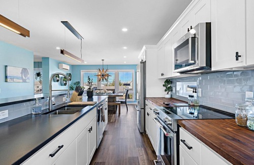 Mystic Island Maison | Stunning 2600 ft² waterfront home, pet friendly, 8 person hot tub, rooftop deck