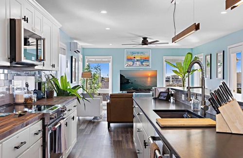 Mystic Island Maison | Stunning 2600 ft² waterfront home, pet friendly, 8 person hot tub, rooftop deck