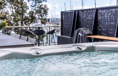 Auckland Central Business District Appartement | Stunning Viaduct Apartment w Harbour views, Spa Pool and FREE Parking