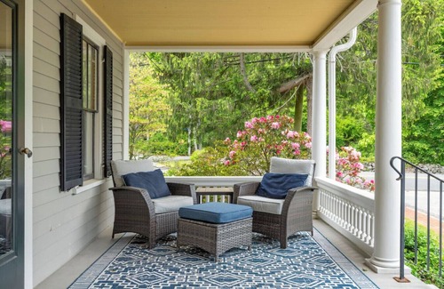 Byfield Maison | Stunning Victorian Estate with Lap Pool, Gardens and Huge Porch