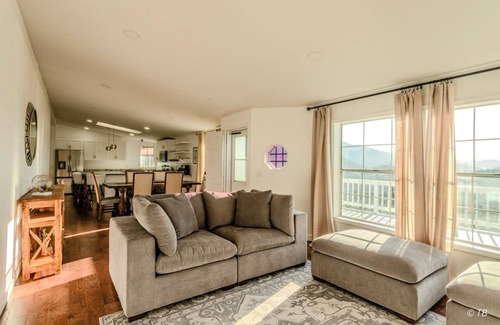 Murphy Maison | Stunning View, Fully Stocked Kitchen Near Wineries
