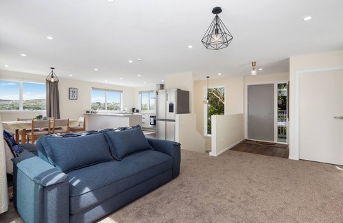 Johnsonville Maison | Stunning view, privacy, close to ferry & brand-new