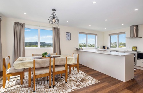 Johnsonville Maison | Stunning view, privacy, close to ferry & brand-new