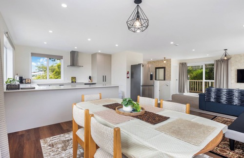 Johnsonville Maison | Stunning view, privacy, close to ferry & brand-new