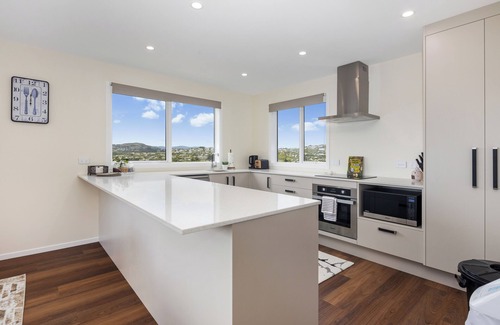 Johnsonville Maison | Stunning view, privacy, close to ferry & brand-new