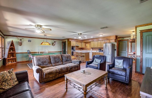 Alba Maison | Lake Fork! Stunning views! Firepit & Pool Table!