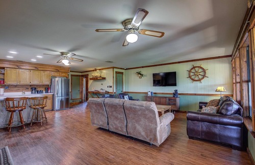 Alba Maison | Lake Fork! Stunning views! Firepit & Pool Table!