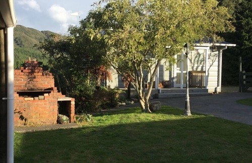 Tararua Forest Park Cottage | Incline Cottage, une vue imprenable, l'emplacement de la ferme.