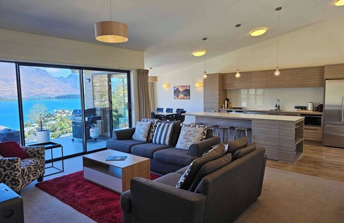 Frankton Maison | Stunning Views - Queenstown Townhouse