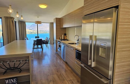 Frankton Maison | Stunning Views - Queenstown Townhouse