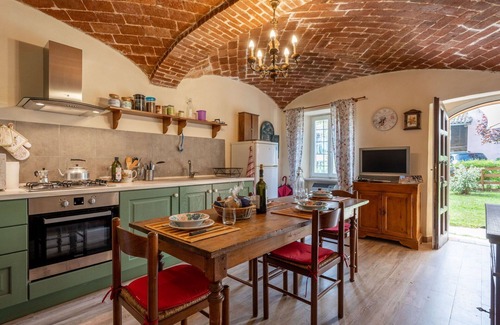 Alfiano Natta Maison | Stunning villa for 7 guests with WIFI, balcony and parking