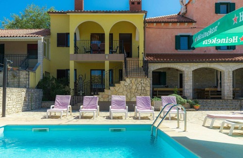 Gajana Maison | Belle maison de vacances pour 16 personnes avec climatisation, piscine privée, WIFI et terrasse