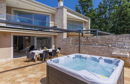 Pelegrin Maison | Maison de vacances avec piscine privée, climatisation, WIFI, TV, terrasse, animaux admis, parking