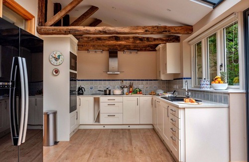 Kingham Maison | Stunning villa for 6 guests with WIFI, pool, pets allowed and parking