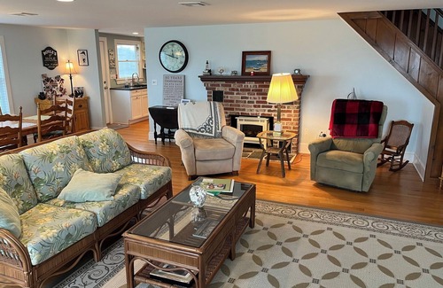 Seaside Heights Maison | Stunning waterfront view. Minutes to beach & boardwalk. Great family getaway.!