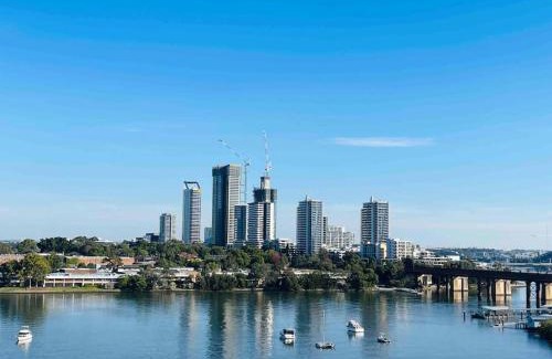Meadowbank Appartement | Stunning waterfront 3 bedroom condo with Pool, BBQ