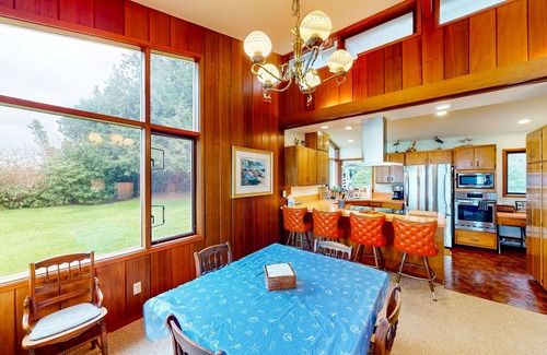 Vashon Island Maison | Stunning waterfront escape with patio, beach access, & gorgeous bay views