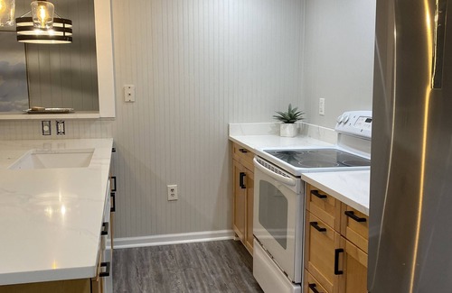 Amesbury Appartement | Stunning waterfront retreat on lake Attitash- Dog friendly