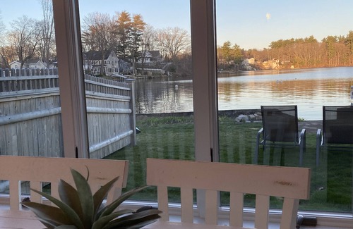 Amesbury Appartement | Stunning waterfront retreat on lake Attitash- Dog friendly