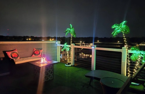 Ottawa Maison | Stunning Waterfront Rooftop in Heritage Harbor Sleeps 10-11!