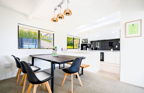 Bucklands Beach Maison | Stunning Waterfront Villa in Bucklands Beach
