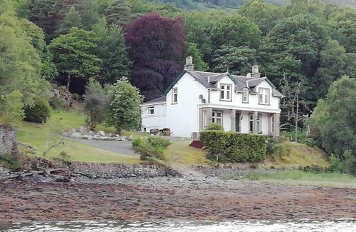 Lochgoilhead Maison | Stunning Waterside Retreat at Edge of Lochgoil, Private Decking,