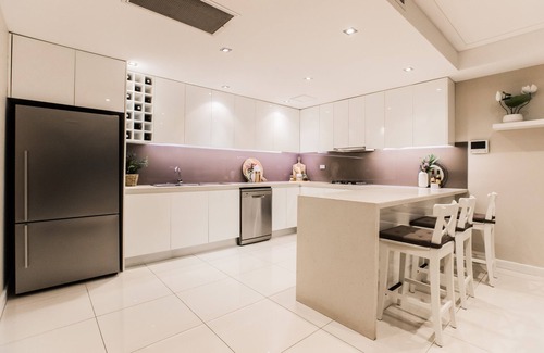 The Entrance Appartement | Stunning Waterview house sized apartment. Walk to beaches and restaurants.