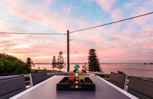 The Entrance Appartement | Stunning Waterview house sized apartment. Walk to beaches and restaurants.